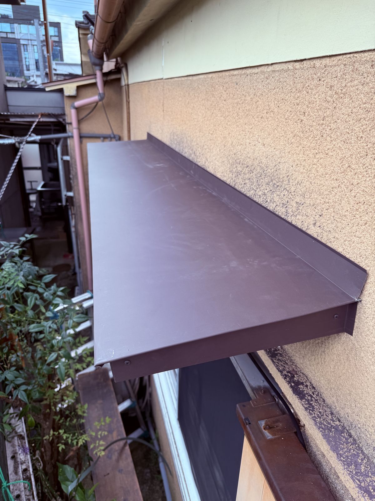 板金を交換したあとの庇