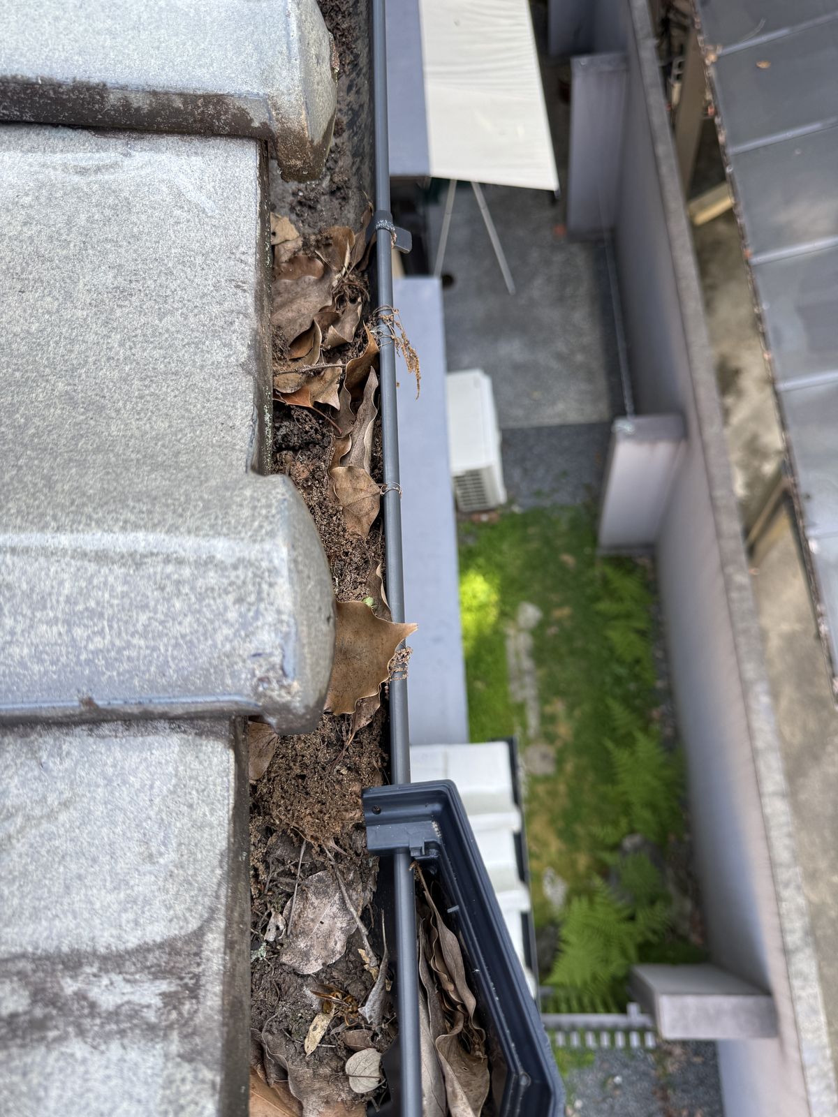 土や落ち葉がたまった雨樋
