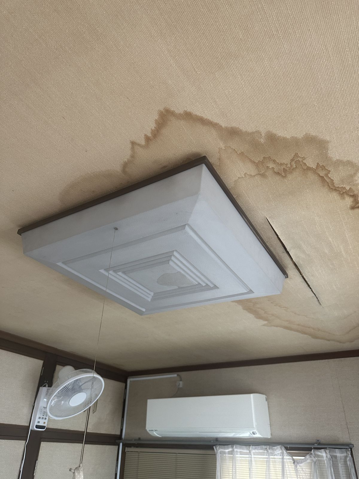 雨漏りで天井に広がった茶色いシミ